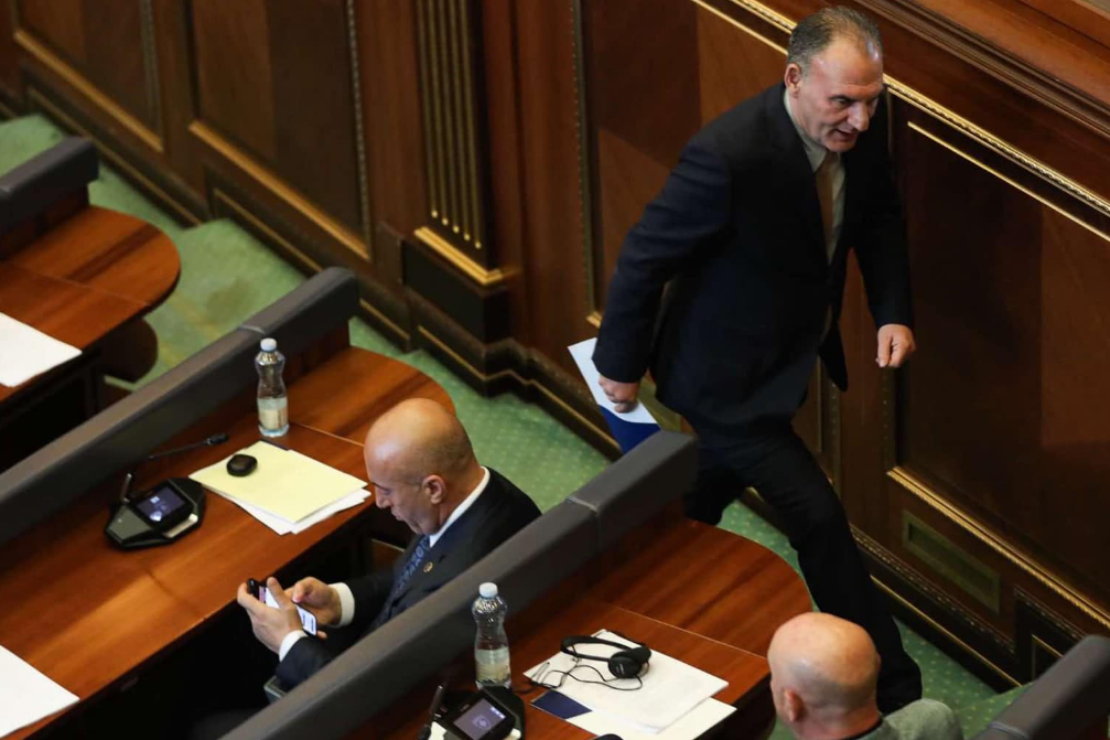 Limaj i kalon përskaj Ramush Haradinajt në sallën e Kuvendit  s komunikojnë fare