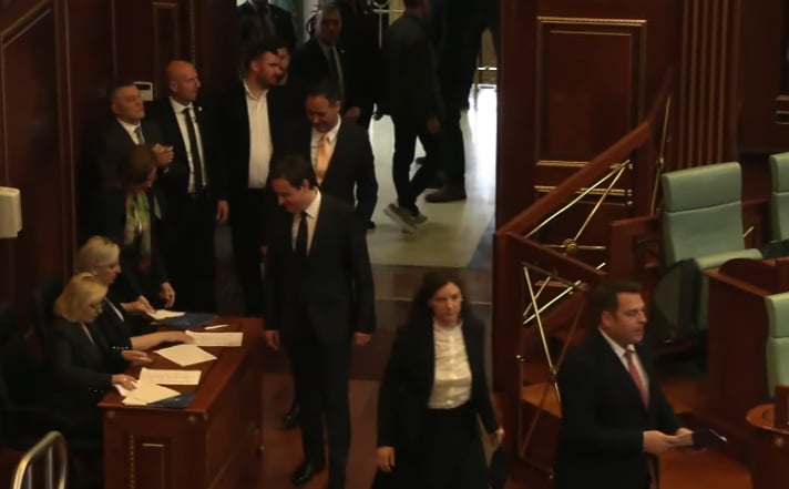 Kurti  Konjufca e deputetët e Vetëvendosjes me një orë vonesë arrijnë në Kuvend
