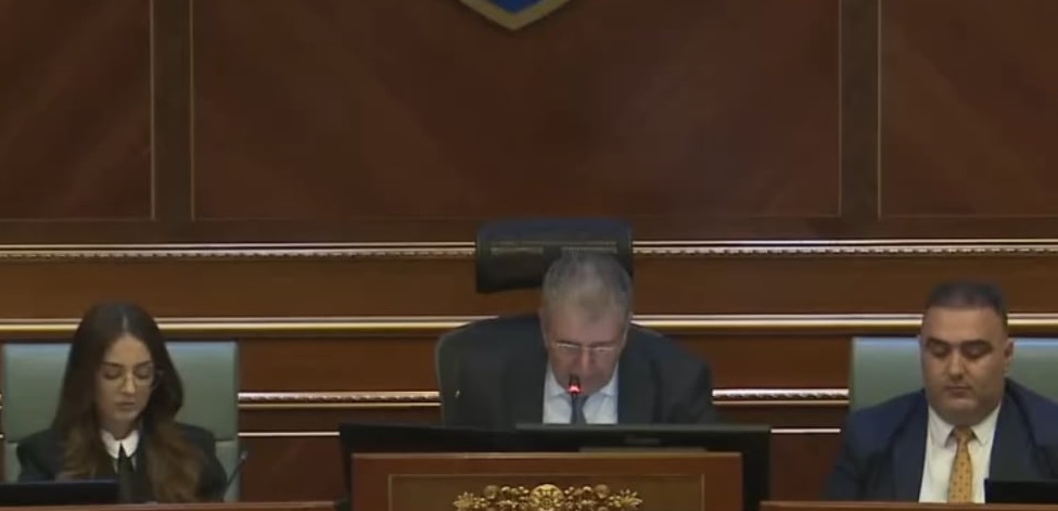 Me një orë vonesë nis seanca konstituive e Kuvendit