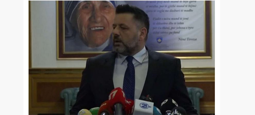 Bekë Berisha pyetet nëse e voton Fitore Pacollin  Edhe pse do probleme me mexha e hajni