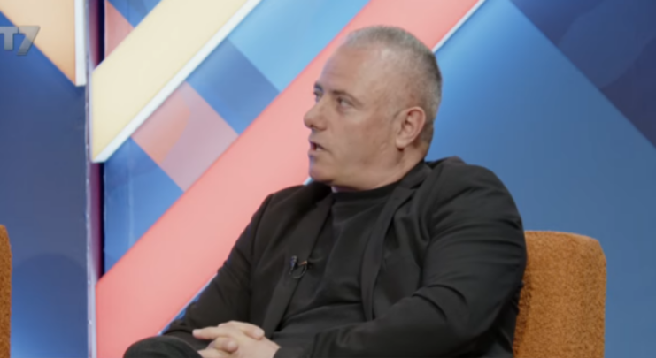 pese-ndeshjet-e-superliges-u-luajten-ne-fusha-me-bar-sintetik-hajriz-hajdari-me-kritika-te-ashpra-per-keqmenaxhim-te-futbollit