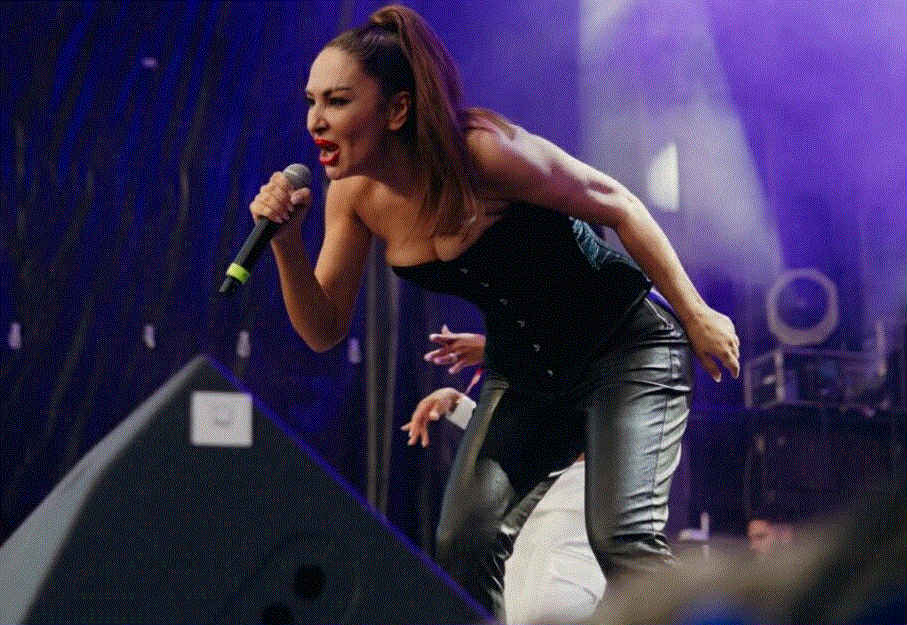 Adelina dëshmoi edhe njëherë emrin e saj në historinë e muzikës shqiptare  performanca në Zvicër merr vëmendjen e medias së madhe zvicerane
