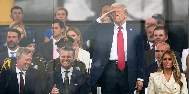 Trump feston  shpirtin luftarak  të ushtrisë në ditëlindjen e tij
