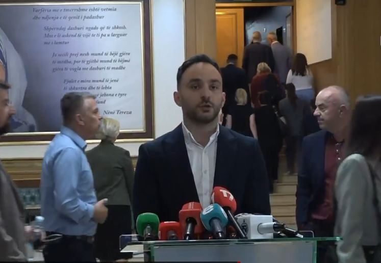 Guri  LVV s ka interes për zhbllokimin e situatës  shqetësues numri i vogël i deputetëve që po marrin pjesë në seancë