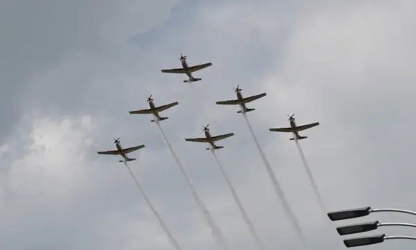 Vliegtuigen en helikopters stijgen op, Kroatië toont zijn spieren met een grote militaire parade