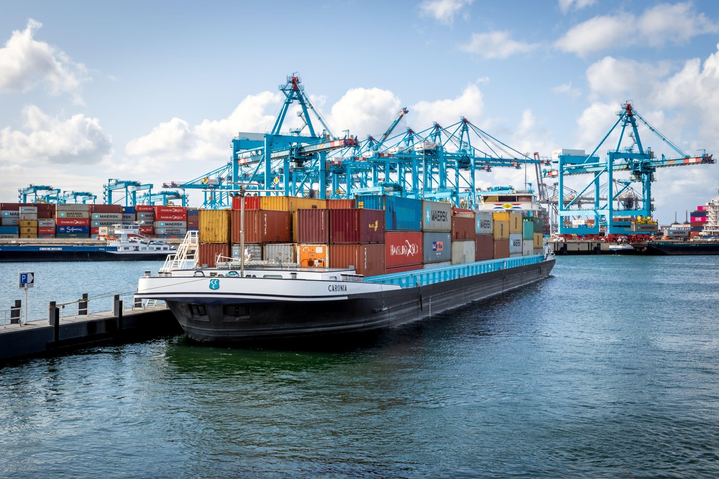 De grootste haven van Europa verandert in een fort: leger en wapens arriveren, alles wordt voorberei