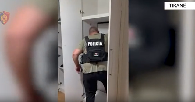 Documentenvervalsingslaboratorium achter de kledingkast, 