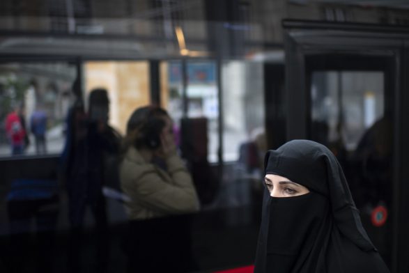 Doli me niqab në vend publik  gjobitet kosovarja në Bernë
