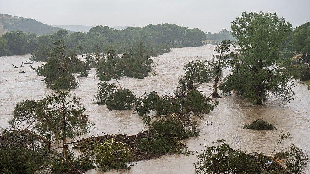 米国テキサス州の洪水で少なくとも24人が死亡、最大25人の子供が