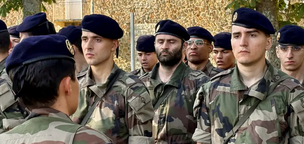 مع تزايد الخوف من الحرب في أوروبا، ينضم الفرنسيون إلى الاحتياطيات العسكرية