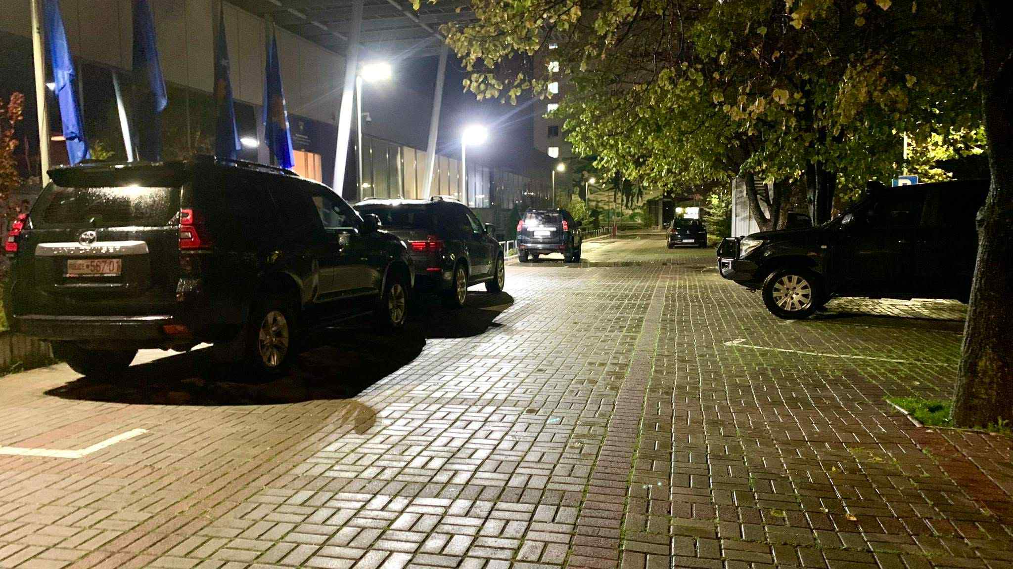 Zëdhënësi reagon pasi diplomatët bënë me dije se nuk i shkojnë në zyrë Kurtit  Kushdo që do takim duhet të vijë ku punon Kryeministri