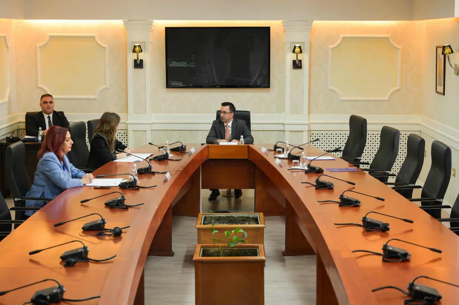 sot-mblidhet-kryesia-e-kuvendit-dy-pika-ne-rend-te-dites