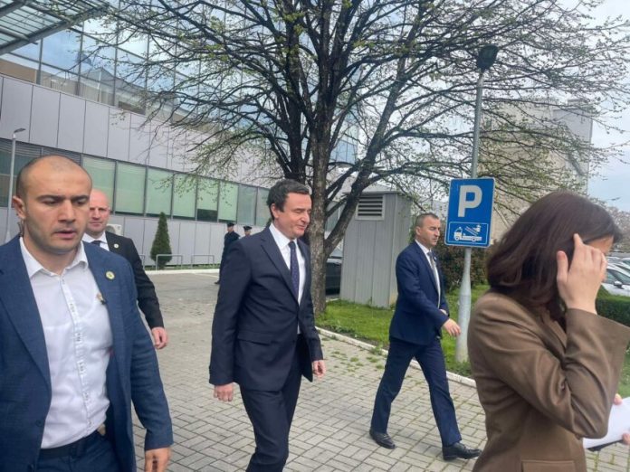 Kurti dorëzohet para Von der Leyen  ajo nuk i shkon në Qeveri  ky pranon ta takojë në sallën e Kuvendit
