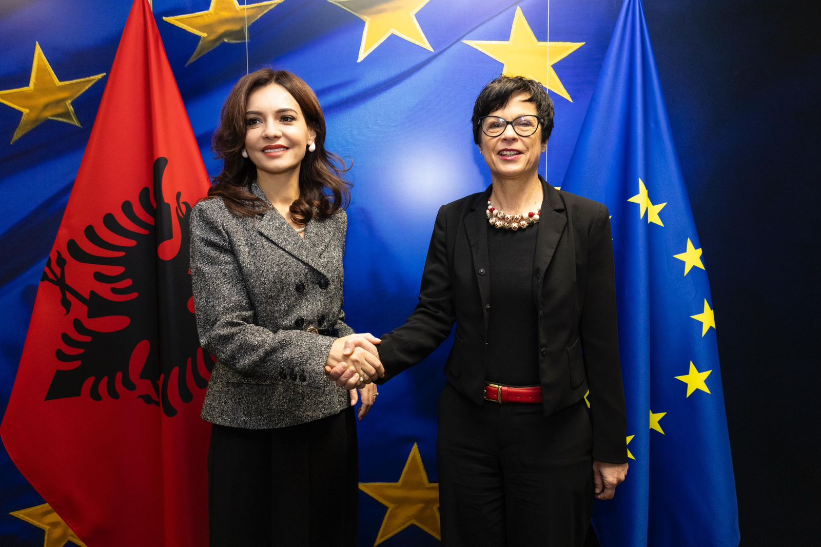 Komisonerja Kos e pret Spiropalin në Bruksel  Shqipëria rast suksesi  mbështesim ambicien për mbylljen e negociatave brenda 2027