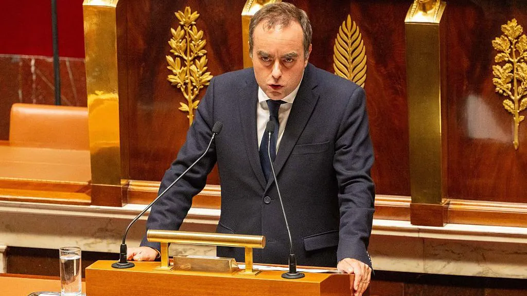 kryeministri-francez-mbeshtet-ngrirjen-e-reformes-se-pensioneve-per-te-shpetuar-qeverine