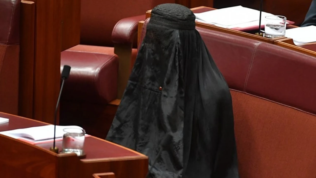 senatorja-australiane-shkakton-debat-ne-parlament-pasi-hyn-e-veshur-me-hixhab