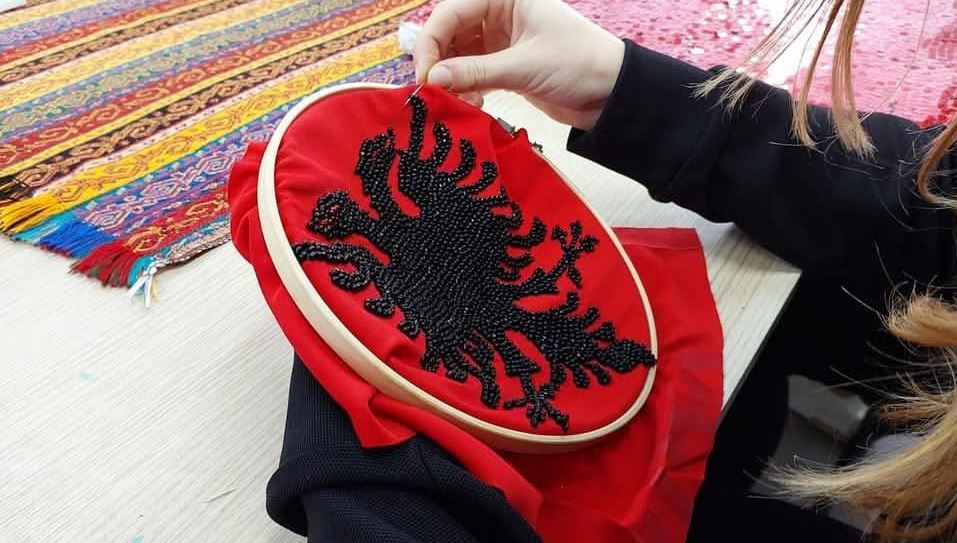 rama-nis-mengjesin-me-foto-te-qendisjes-se-flamurit-kuqezi-nga-duart-e-femijeve