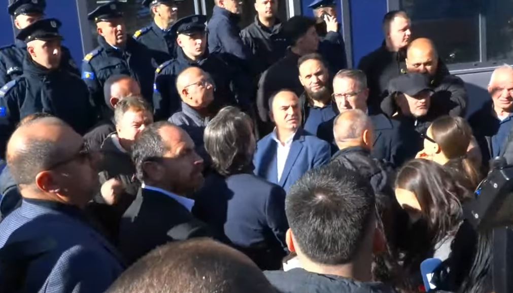 me-28-dhjetor-le-ta-mbajne-keta-festen-punetoret-e-trafikut-urban-i-bejne-thirrje-kurtit-e-muratit-dilni-na-takoni