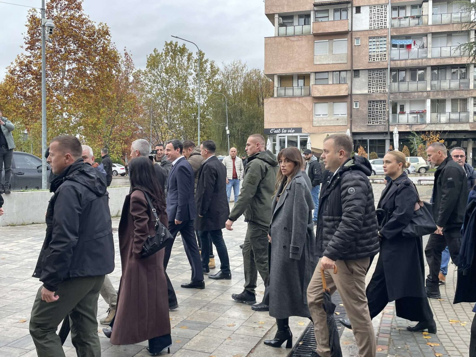 kurti-ne-mitrovice-kossev-viziten-ne-veri-e-shenon-si-te-paren-pas-humbjes-se-erden-atiqit