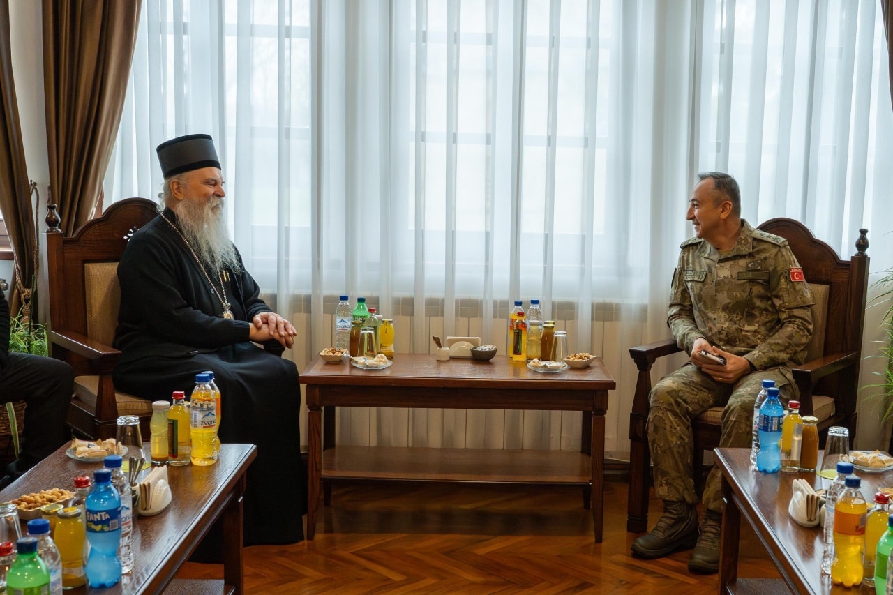 komandanti-i-kfor-it-shkon-ne-manastirin-e-gracanices-per-takim-me-peshkopin-teodosije-teme-ceshtjet-fetare-e-sociale