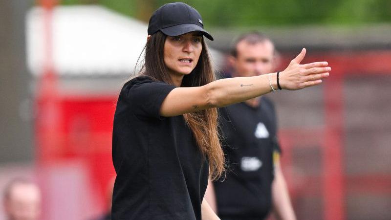 Trajnerja suedeze me origjinë kosovare që po revolucionon futbollin e femrave