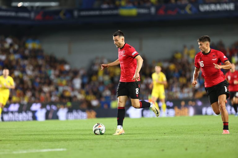 arber-hoxha-nen-vezhgim-nga-dy-klube-angleze