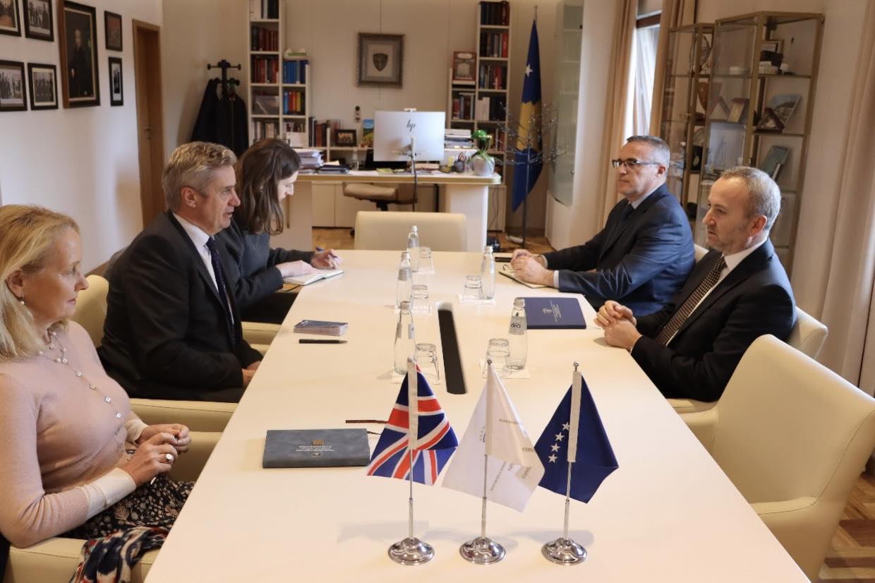 kushtetuesja-ende-duke-trajtuar-lenden-qe-lidhet-me-konstituimin-e-kuvendit-hargreves-shkon-per-takim-te-kryetari-detaje