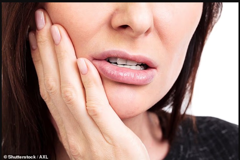 dentisti-zbulon-6-menyra-se-si-pllaka-mund-te-shkaterroje-dhembet-dhe-buzeqeshjen-tuaj