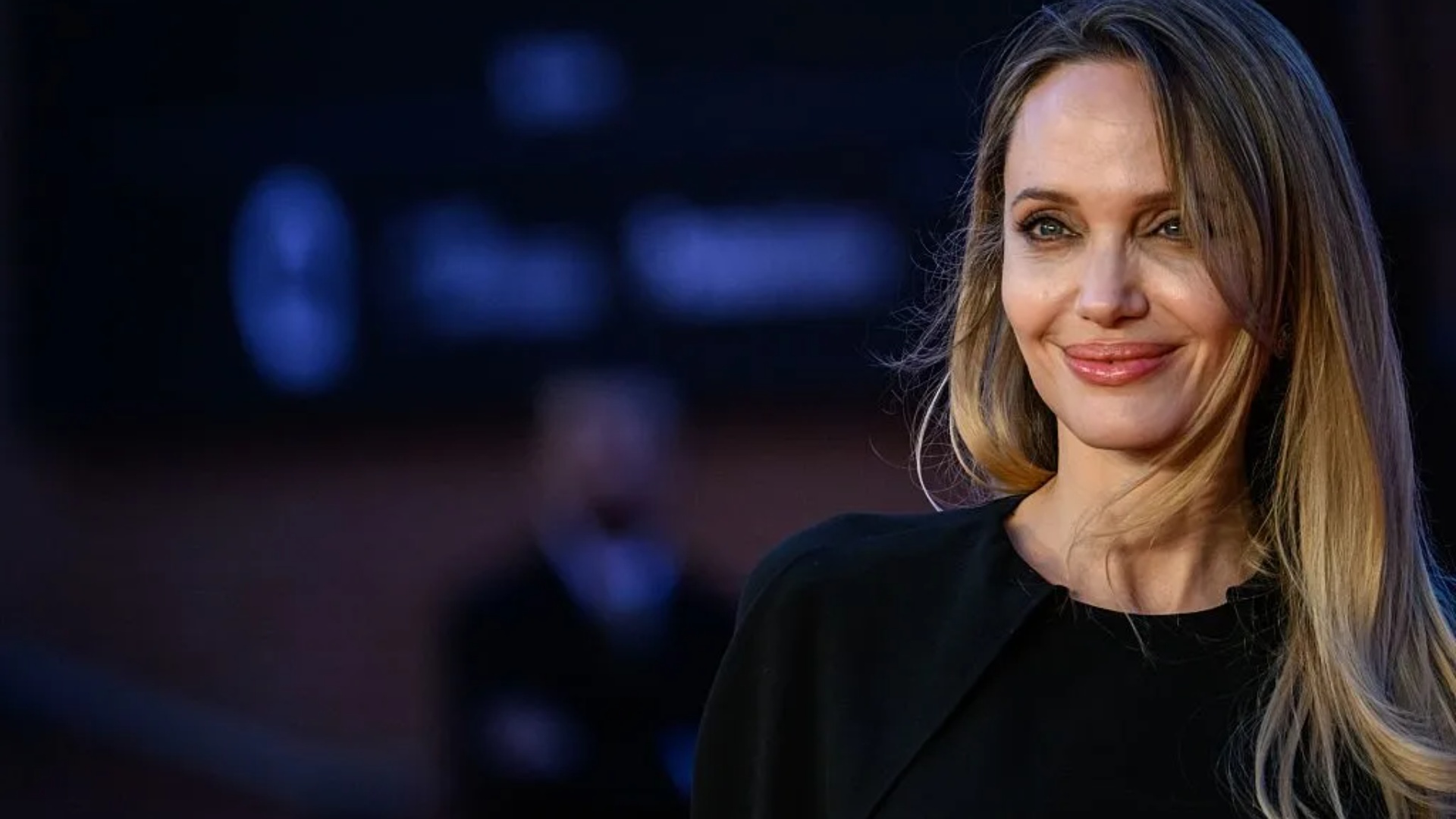 angelina-jolie-viziton-qytetin-ukrainas-kherson-vizite-me-karakter-humanitar-ne-zonen-e-konfliktit