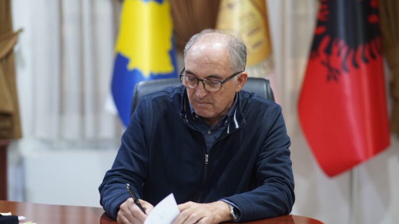 vetura-e-policise-nje-kamion-dhe-nje-veture-tjeter-perfshihen-ne-nje-aksident-ne-gllareve-lendohen-tre-persona