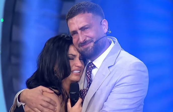 Shkurta dhe Dini ia plasin vajit