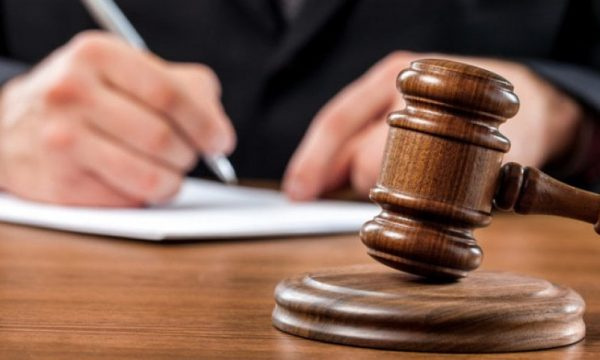 Dëm prej 5 mijë eurosh  aktakuzë ndaj drejtorit komunal dhe një operatori ekonomik në Suharekë
