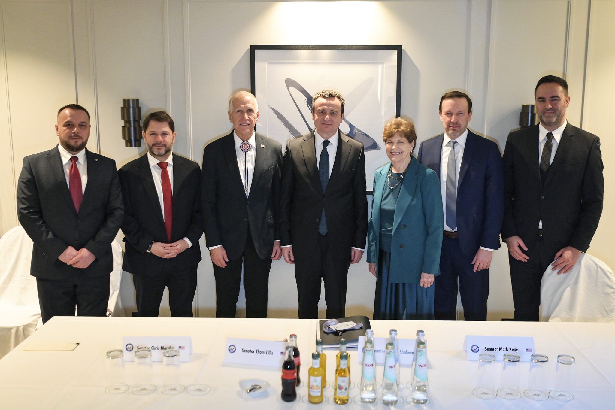 Kurti takon katër senatorë amerikanë  u flet për   rëndësinë   e dorëzimit të Radoiçiqit dhe tërheqjen e letrës së Brnabqit