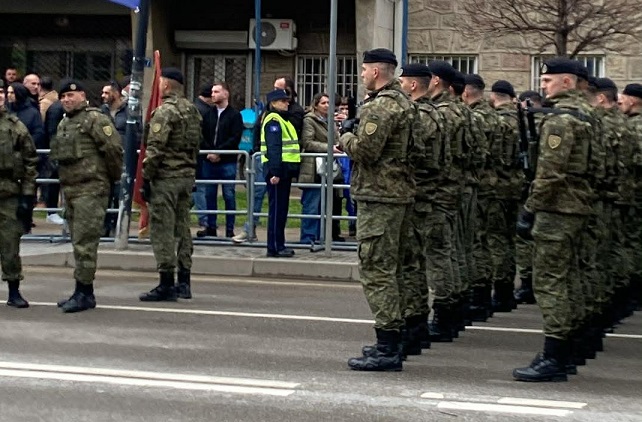 Ushtarët gati për parakalimin derisa presin krerët institucionalë ta kryejnë seancën solemne