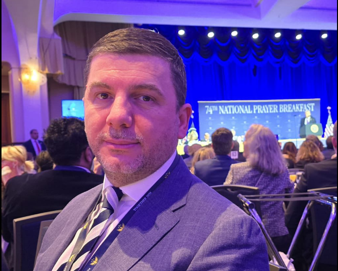 Krasniqi poston fotografi nga Mëngjesi i Lutjeve  Aleanca me SHBA në mbetet interes jetik i Kosovës