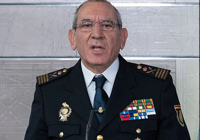 Skandal në Spanjë  nëndrejtori i Policisë Kombëtare akuzohet për përdhunimin e vartëses së tij  jep dorëheqjen  Opozita akuza kryeministrit Sanchez se fshehu ngjarjen