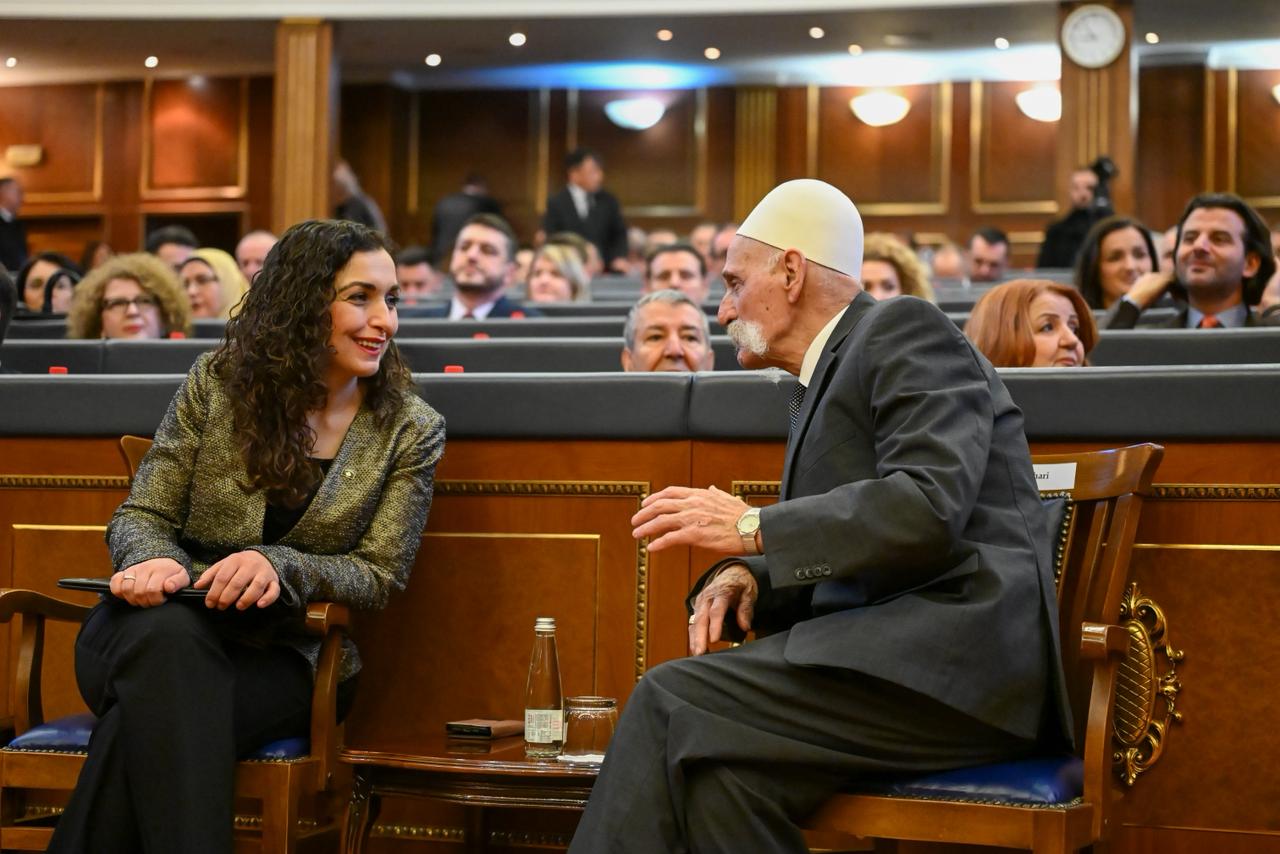 Vjosa Osmani  kuvendon  me Rifat Jasharin në seancën solemne për 17 Shkurt