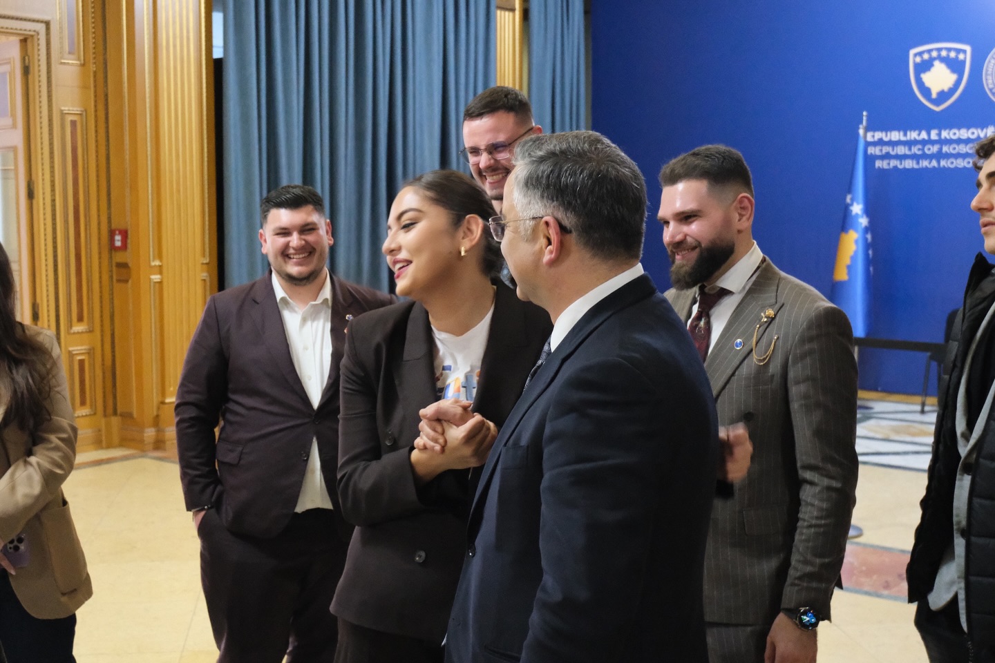 Besnik Tahiri pret në Kuvend disa të rinj nga Shqipëria  ishin të shoqëruar nga deputetja e parlamentit shqiptar