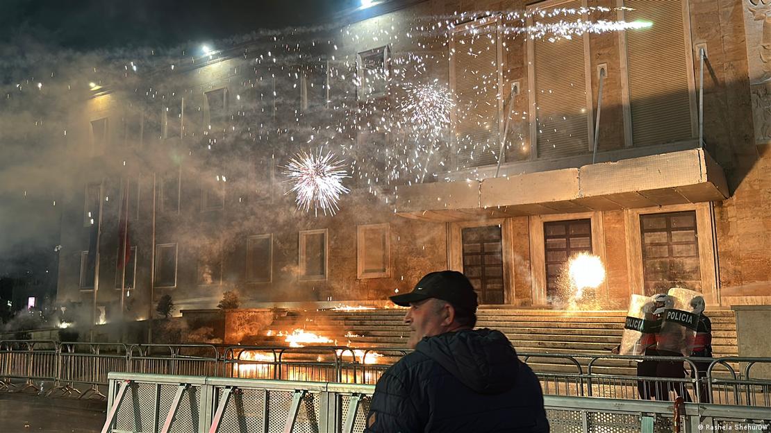 Paralelizma me Enver Hoxhën  molotov e gaz lotsjellës   çka ndodhi në protestën e opozitës në Tiranë