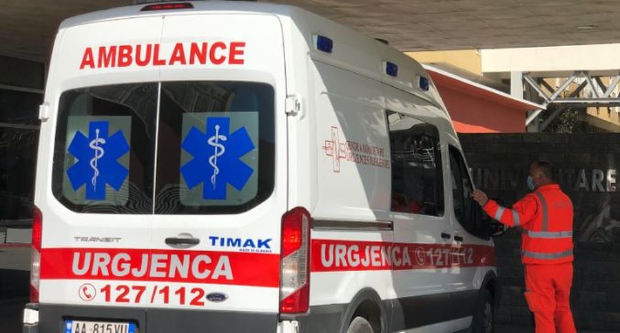 u-rrezua-nga-shkallet-humb-jeten-gjate-transportit-per-ne-tirane-74-vjecari-nga-durresi