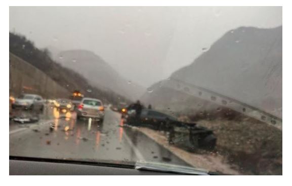 aksident-ne-rrugen-e-arbrit-makina-perplaset-me-kamionin-2-te-plagosur