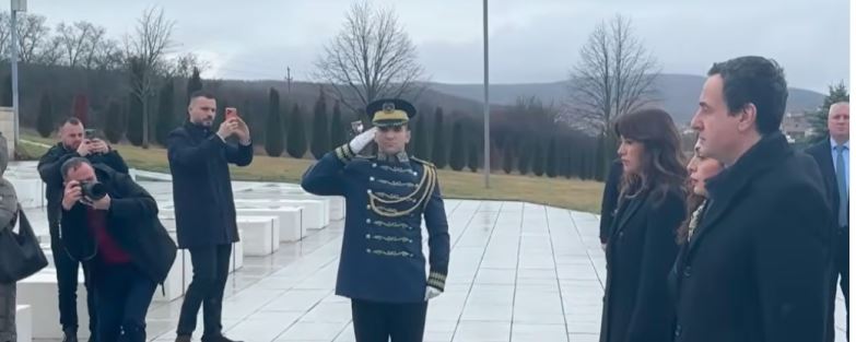 Krerët e shtetit homazhe në Prekaz në 18 vjetorin e Pavarësisë