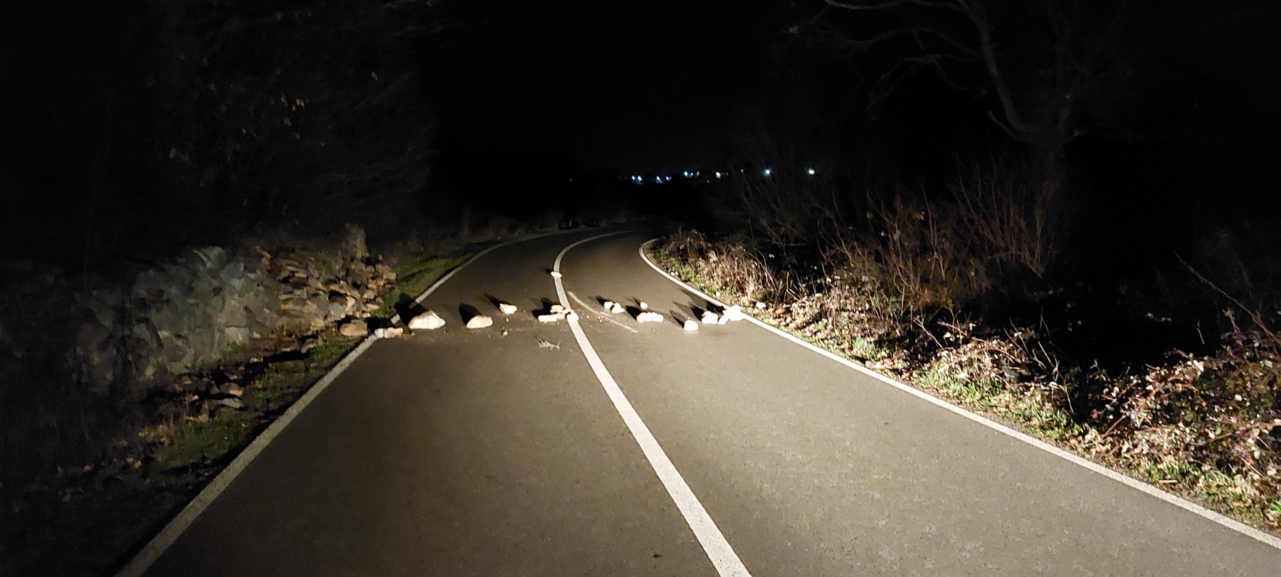 Dërgohet në mbajtje për 48 orë i dyshuari që vendosi gurë në një rrugë të Klinës