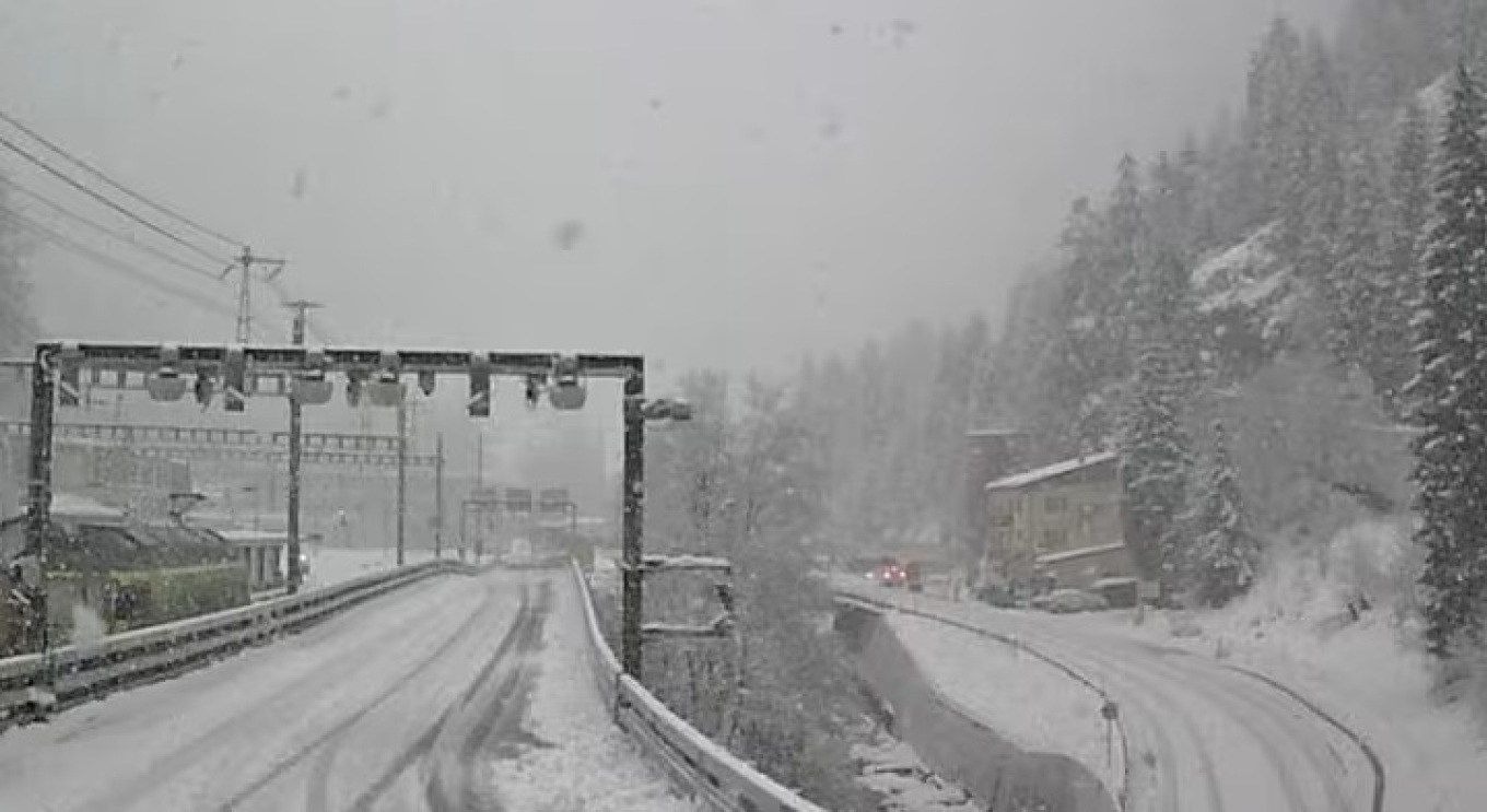 treni-me-80-pasagjere-del-nga-shinat-ne-zvicer-pas-nje-orteku-debore-raportohet-per-te-lenduar