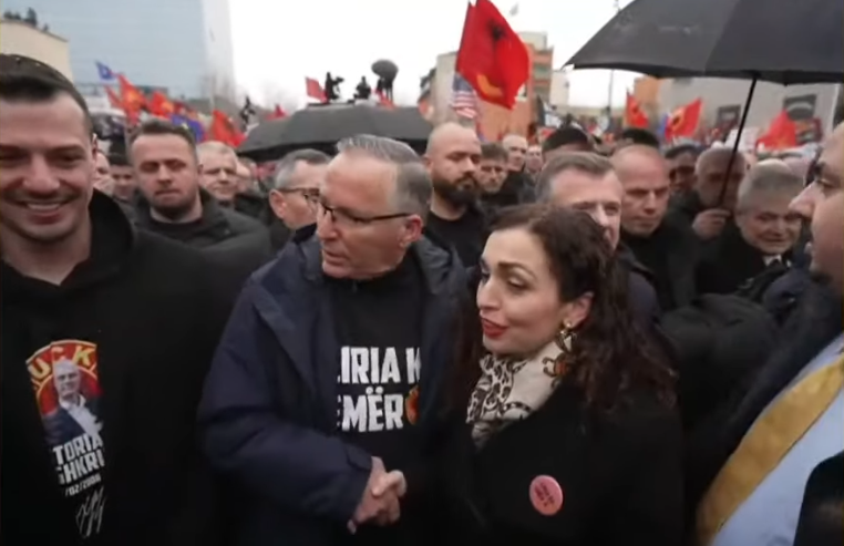 Osmani i bashkohet Marshit për Drejtësi  përshëndetet me Hamzën dhe djalin e Thaçit