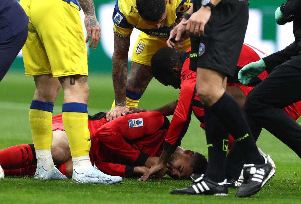 loftus-cheek-poston-foto-me-dhembet-qe-i-mungojne-pas-perplasjes-me-portierin-e-parmes