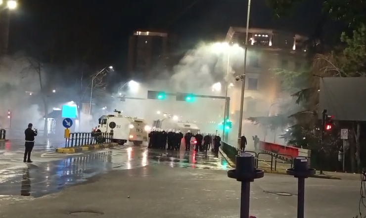 reuters-raporton-per-protesten-e-pd-se-ne-shqiperi-akuzat-per-korrupsion-nxisin-perplasje-mes-policise-e-protestuesve