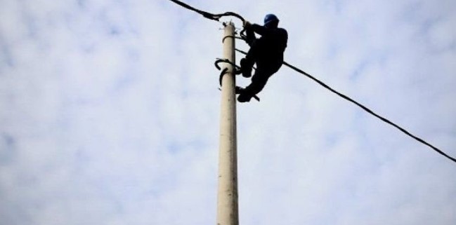 ra-ne-kontakt-me-energjine-elektrike-teksa-riparonte-defektet-humb-jeten-elektricisti-ne-lezhe