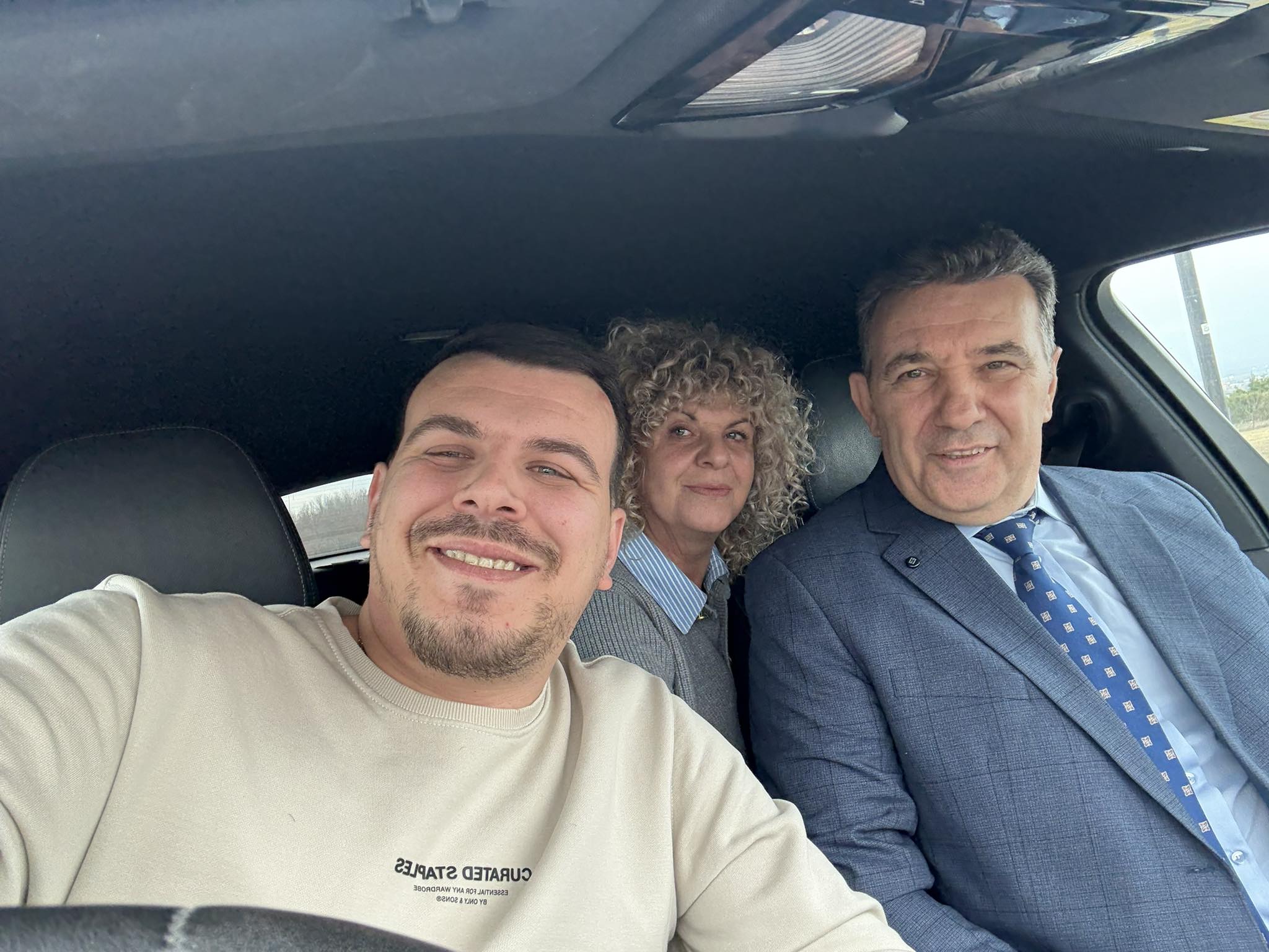 Haga e liron Haxhi Shalën  djali i tij publikon fotografi në veturë  Mirëserdhe në atdhe babe