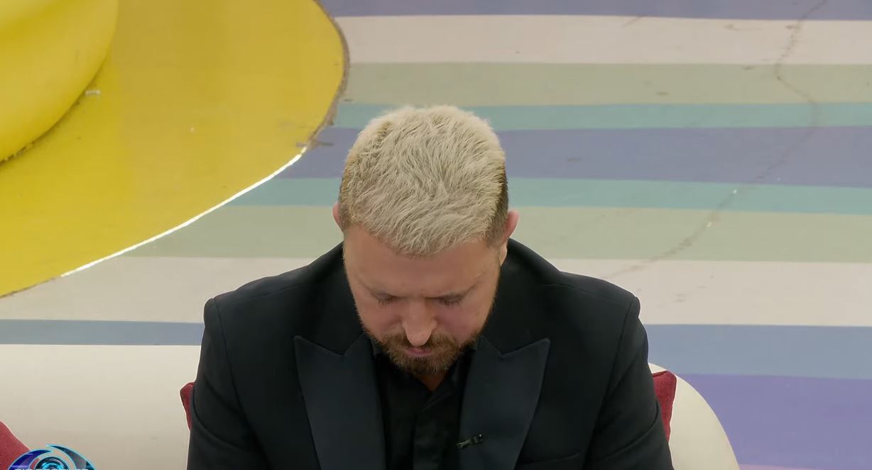 qendron-apo-largohet-fati-i-labit-ne-duart-e-publikut